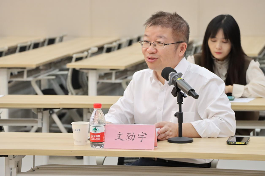 1698131794255479wN6a.png 华科校长助理文劲宇发表致辞.png